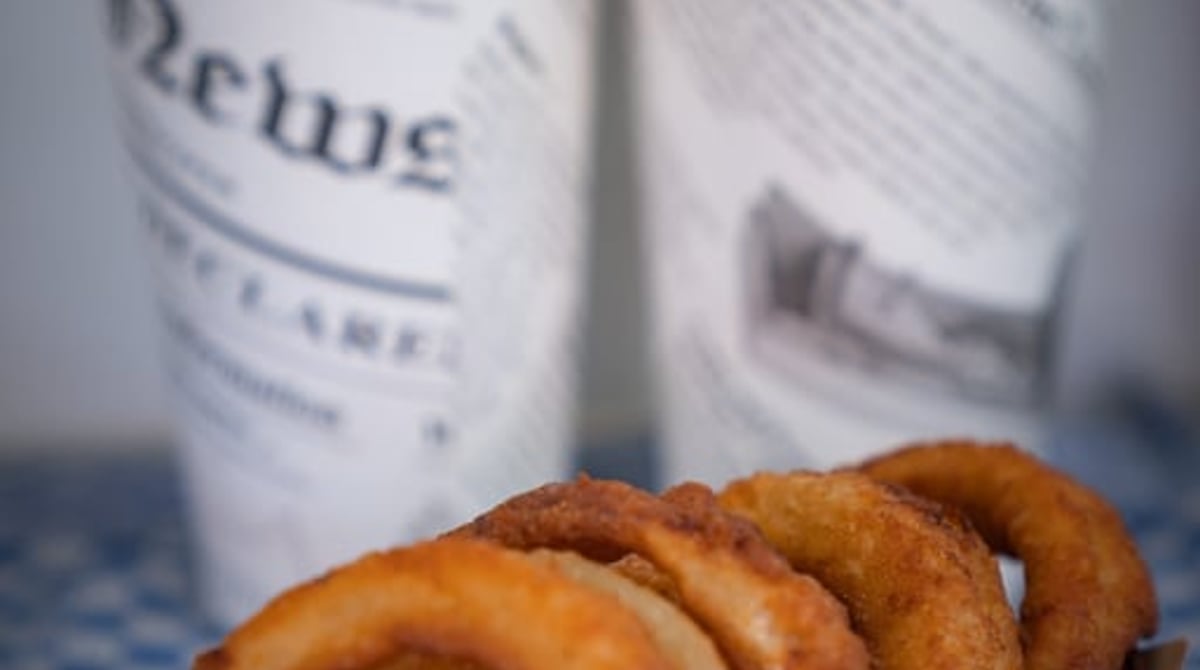 Frittierte Onion Rings in einer Papierschale
