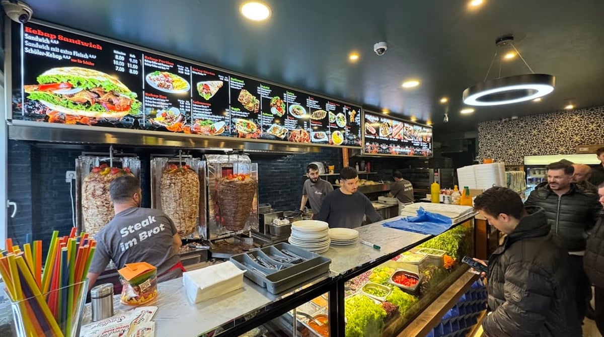 Theke mit Dönerspießen, Salatauslage und beleuchteter Menütafel im Sendling's Spezial Kebap House in Obersendling