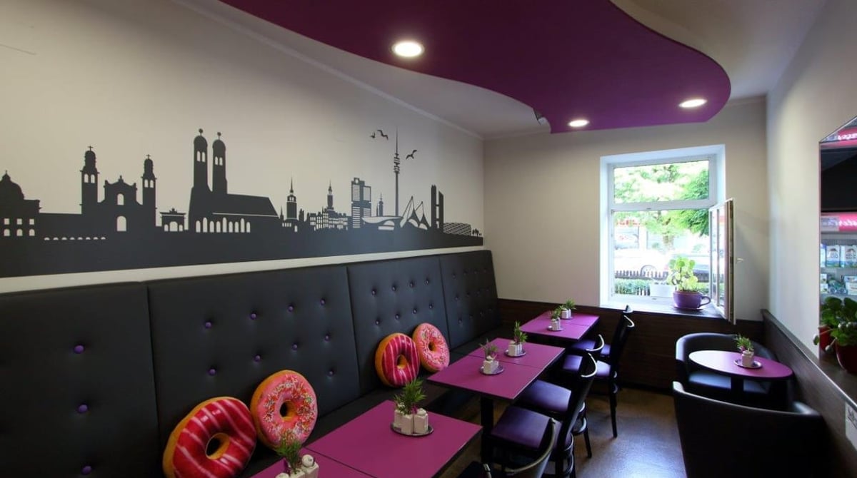 Sitzbank mit Donut-Kissen unter der Münchner Skyline im Stemerowitz