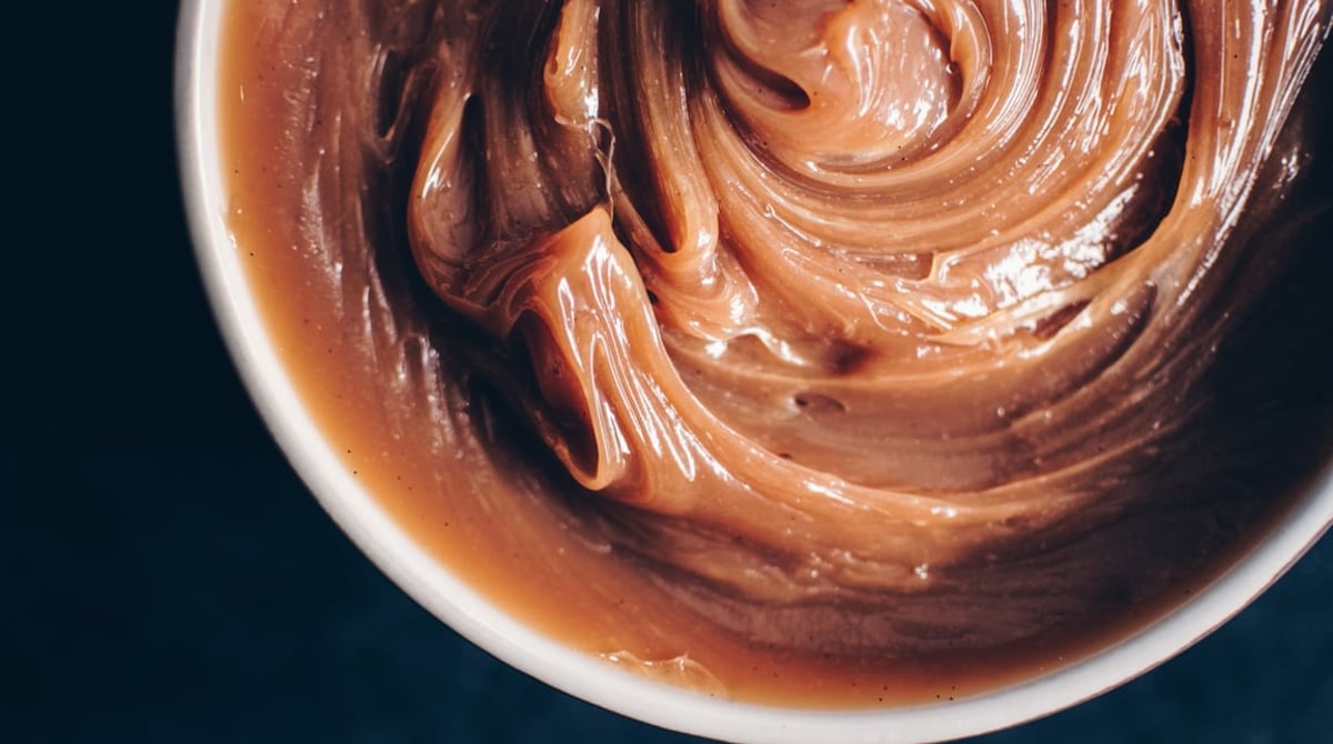 Schale mit frisch gekochtem Dulce de Leche, von oben fotografiert