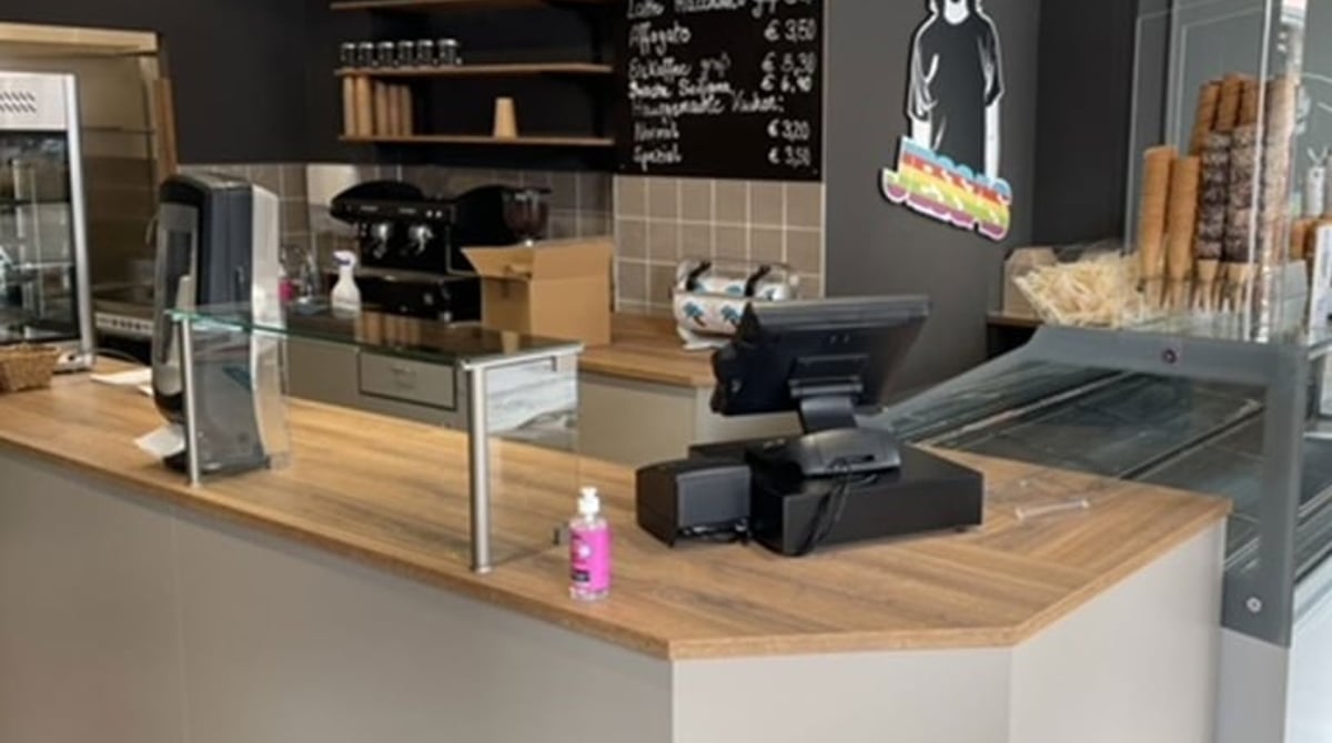 Theke und Kaffeemaschine in der Jessas-Filiale