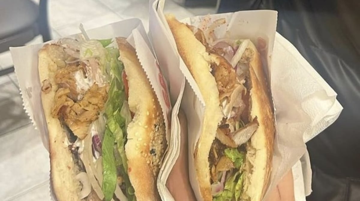 Zwei gefüllte Döner im hausgebackenen Fladenbrot von Westend's Best Döner
