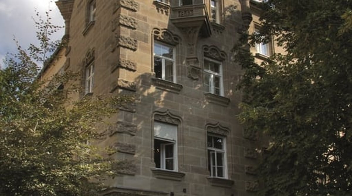 Fassade des Belle-Époque-Hauses an der Goethestraße mit Café im Erdgeschoss
