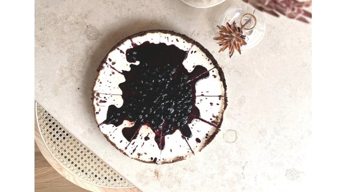 Kuchen mit dunkler Beerenfüllung auf einem Steintisch