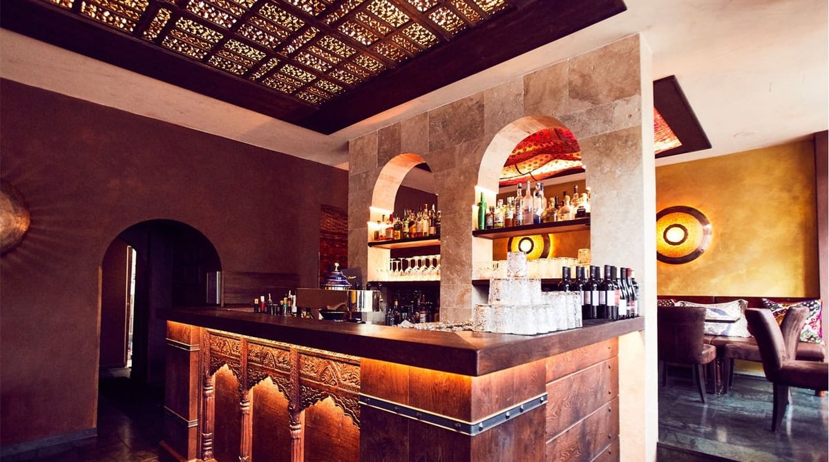 Bar mit Schnitzdecke und Rundbögen im Chopan am Gasteig