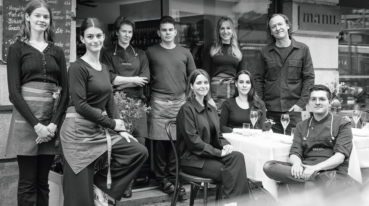 Das Team der manu. Weinbar vor dem Haus an der Rumfordstraße