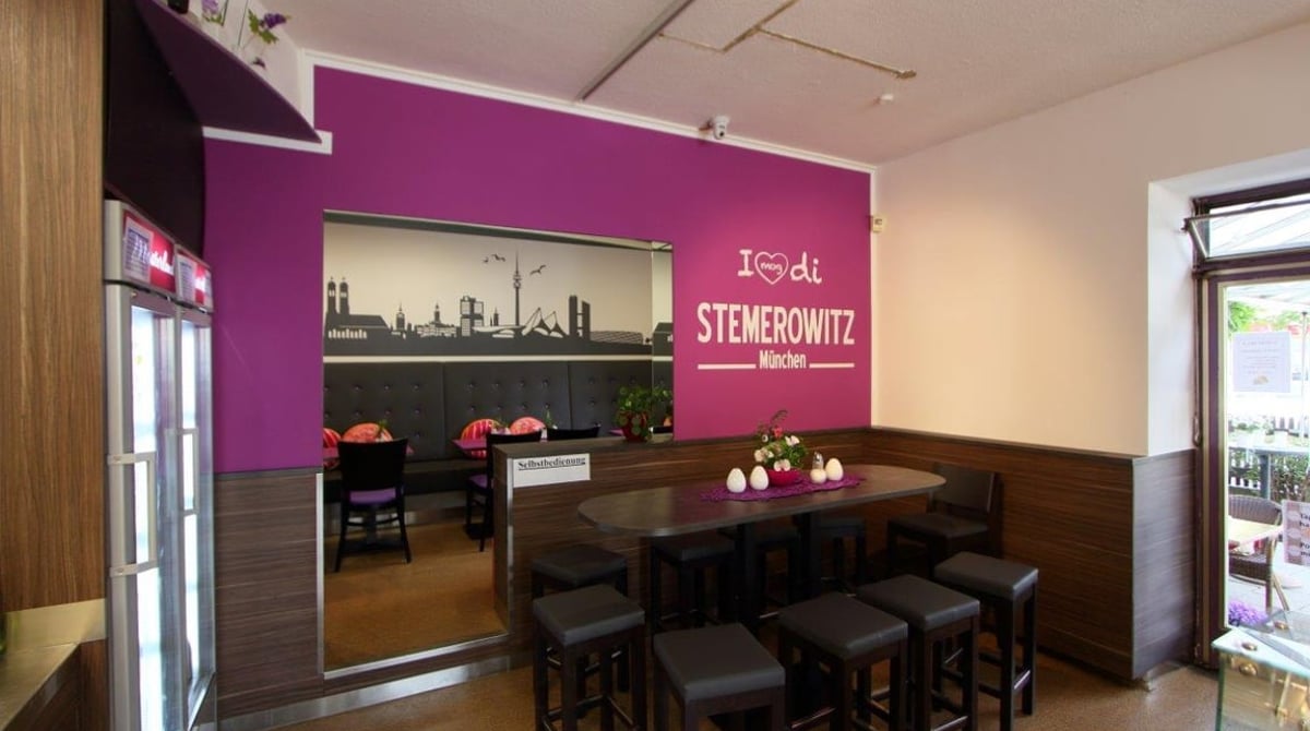 Hoher Tisch mit Barhockern vor der lila Wand im Stemerowitz