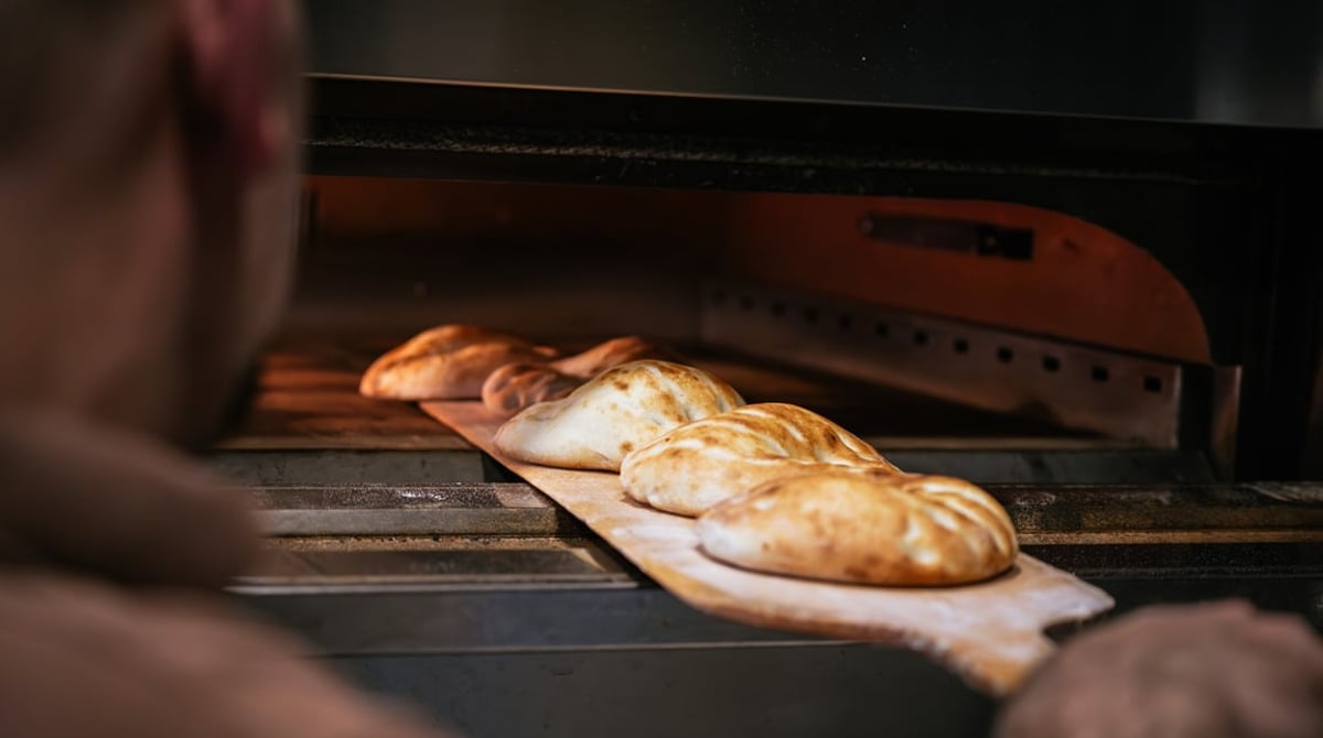 Frisch gebackene Brote werden bei Django's aus dem Ofen geholt