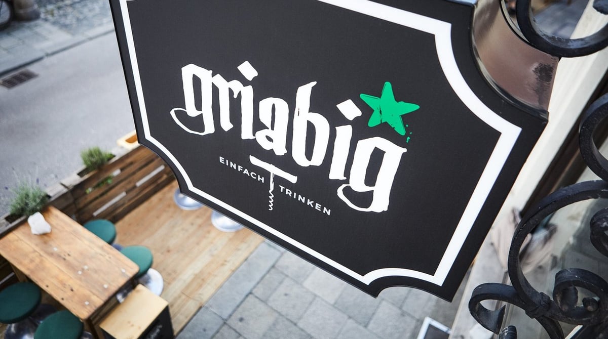 Hängeschild des Griabig in der Münchner Bräuhausstraße mit dem Schriftzug „einfach trinken“