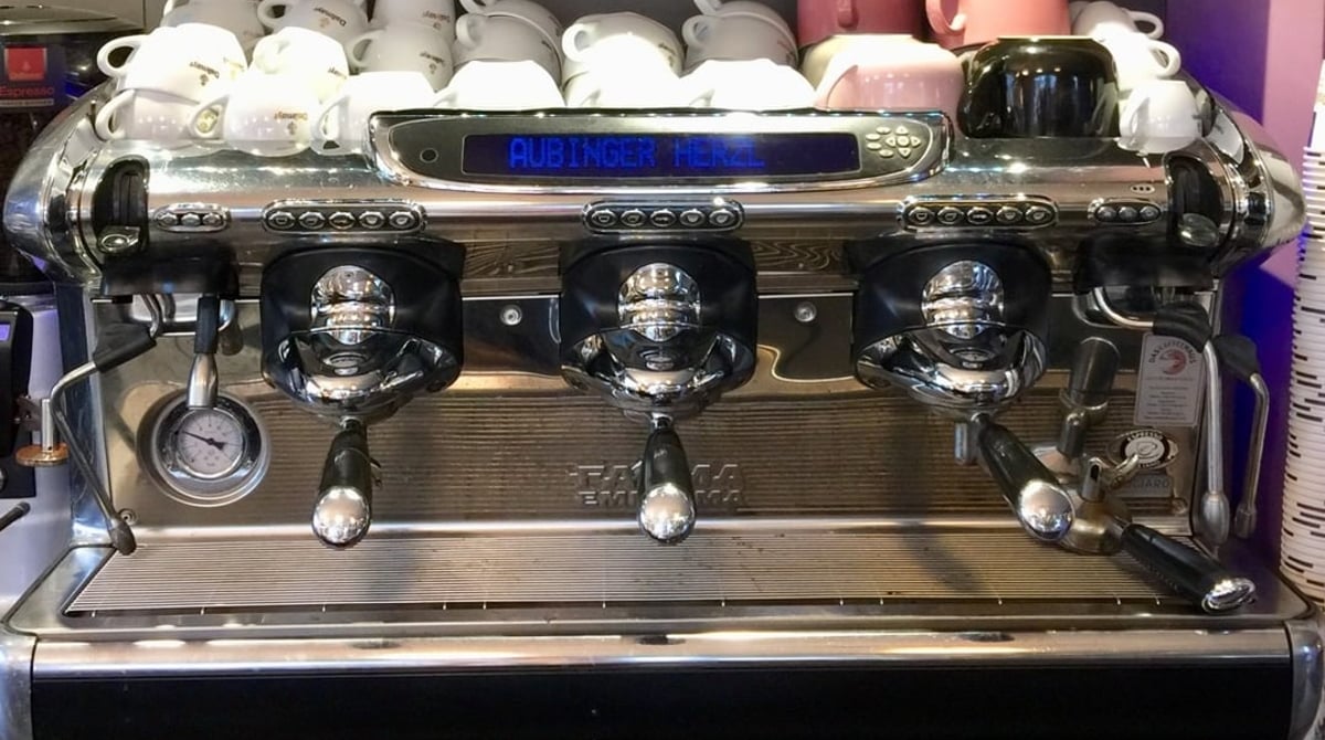 Espressomaschine mit Tassen hinter der Theke des Aubinger Herzl