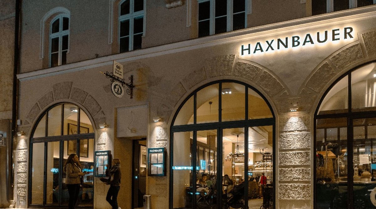 Abends beleuchtete Fassade des Haxnbauer im Tal 38 in der Münchner Altstadt