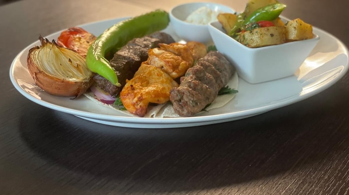 Gemischter Grillteller mit Hackfleisch- und Hähnchenspieß im Baalbek