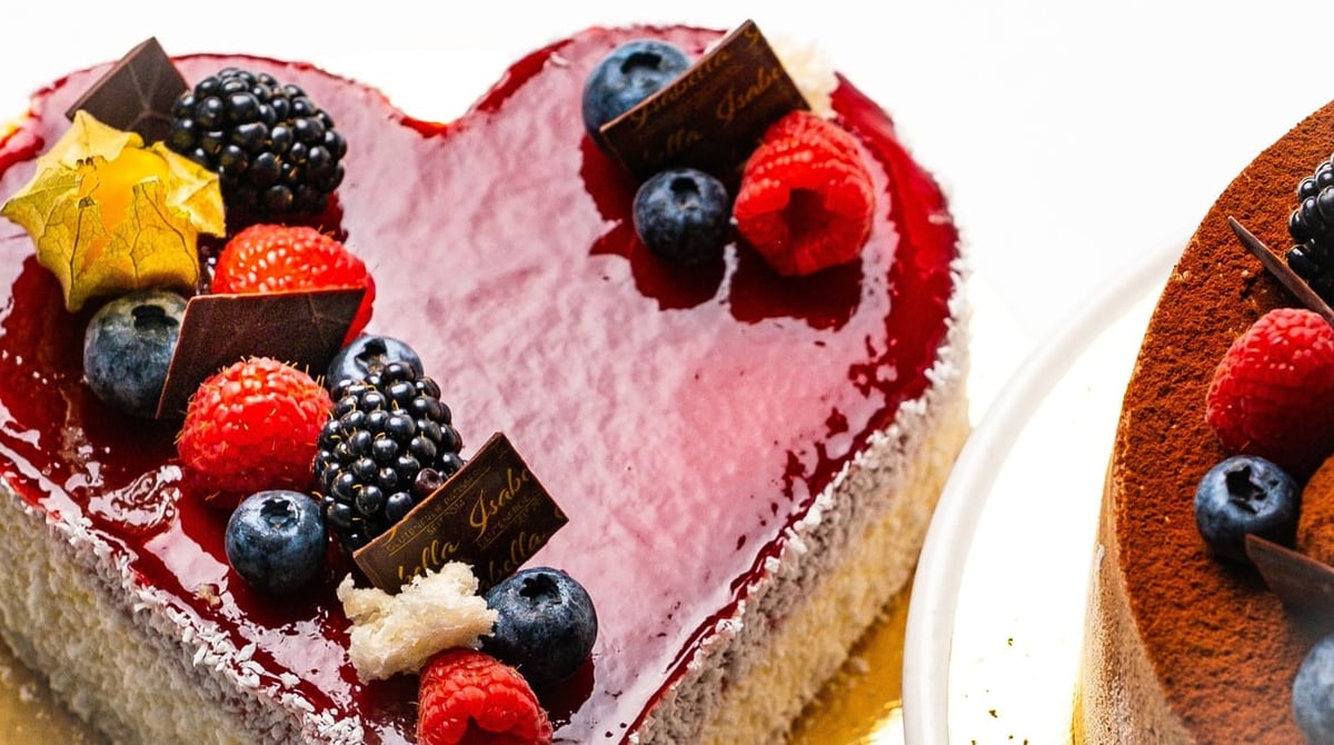 Glutenfreie Torte in Herzform mit Beeren