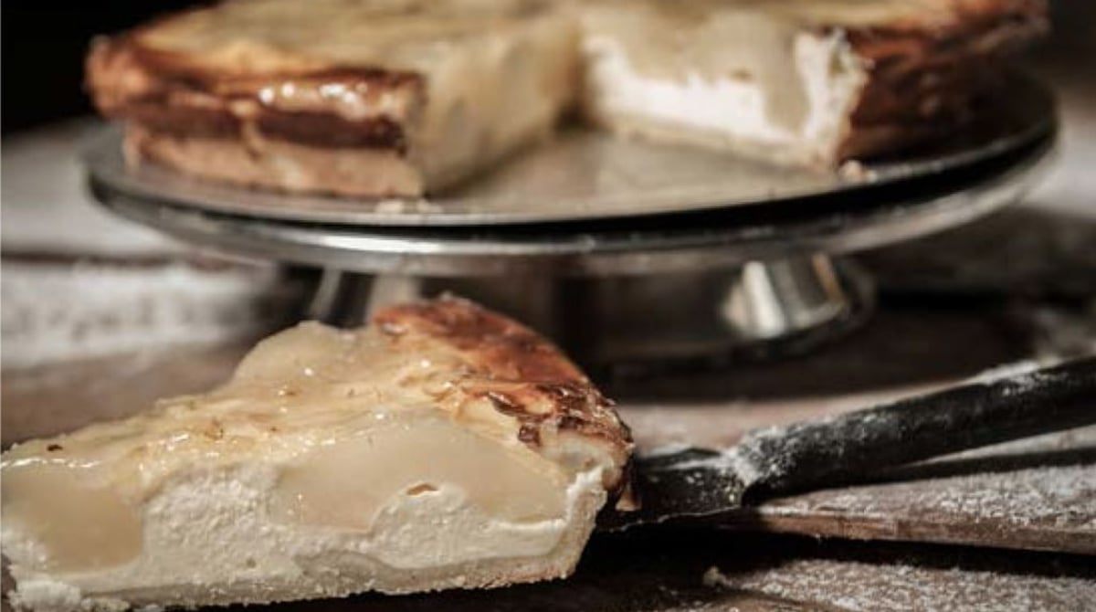 Angeschnittene Tarte auf einem Kuchenständer