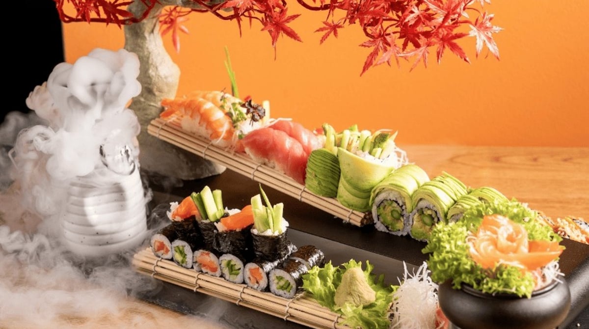 Sushi-Platte mit Nigiri und Maki, daneben Trockeneisnebel und ein roter Zierahorn im Moonlight Restaurant