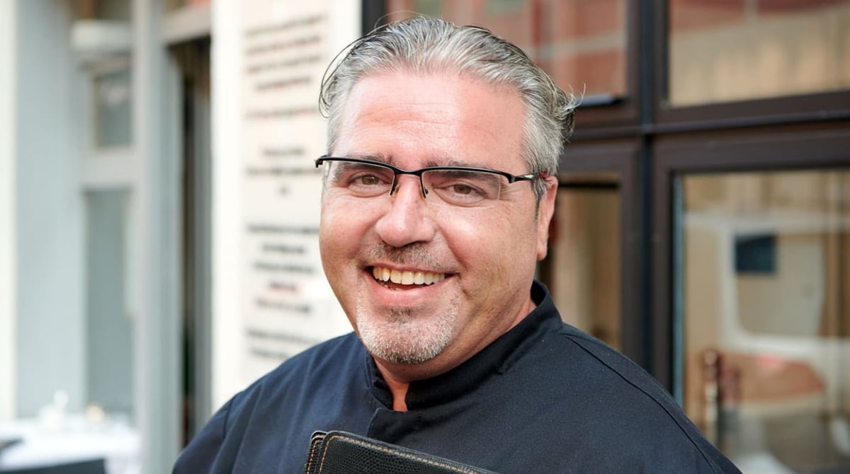 Giuseppe Campo, Inhaber und Gastgeber des Cupido, vor dem Restaurant