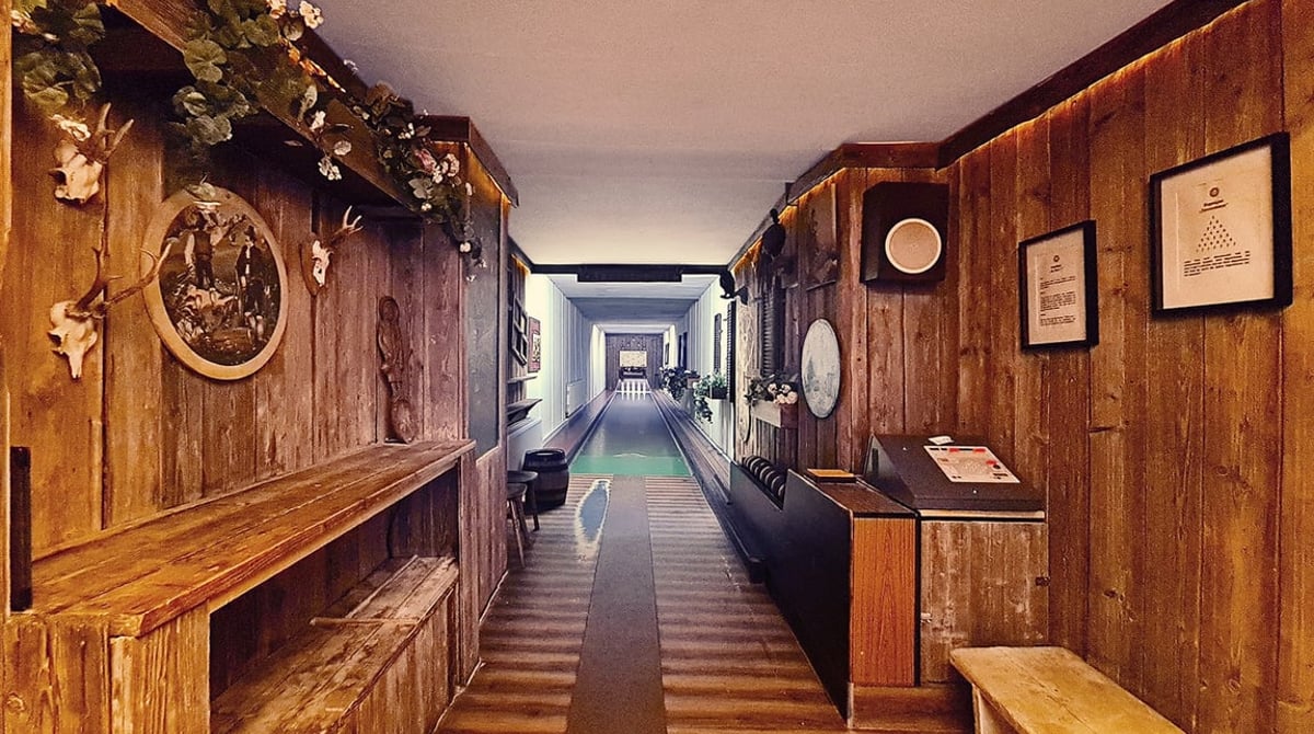 Die holzverkleidete Kegelbahn des Wirtshaus Hohenwart