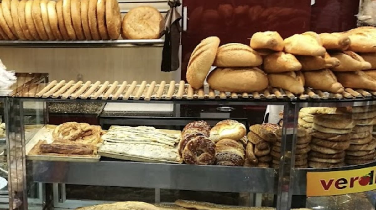 Frisch gebackenes Brot und Fladenbrot im Regal des Verdi Süpermarkts an der Landwehrstraße