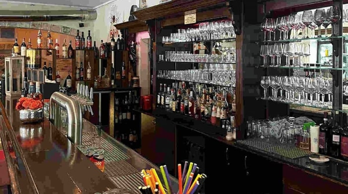 Die Theke mit Gläserregal in der Pizzeria La Migliore