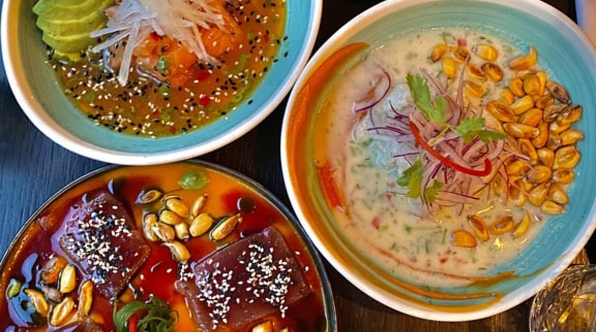 Trío aus zwei Ceviches und Tiradito in bunten Schalen, von oben fotografiert