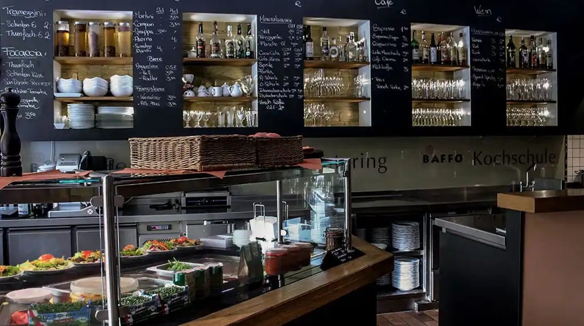 Die Theke des Da Baffo mit Tafeln und Regalen