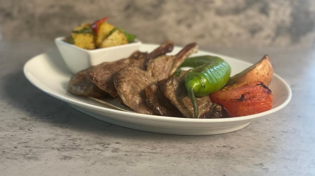 Gegrillte Lammkoteletts mit Gemüse auf einem Teller im Baalbek