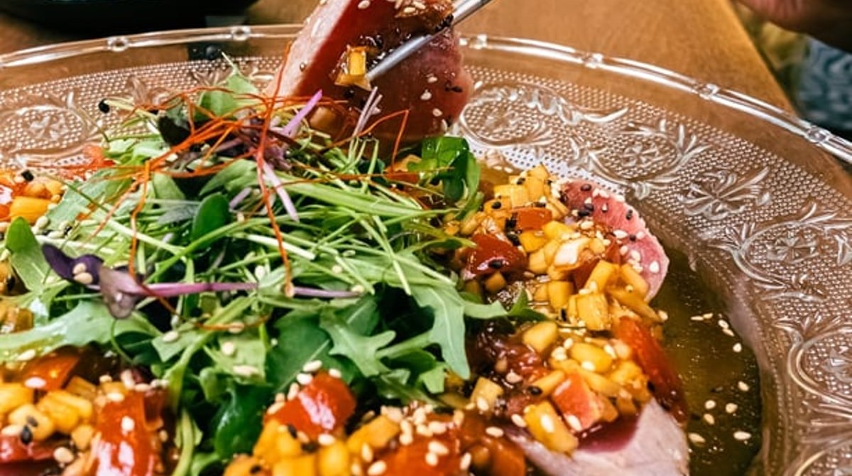 Tuna Tataki mit Mango-Salsa und Kresse auf einem Glasteller