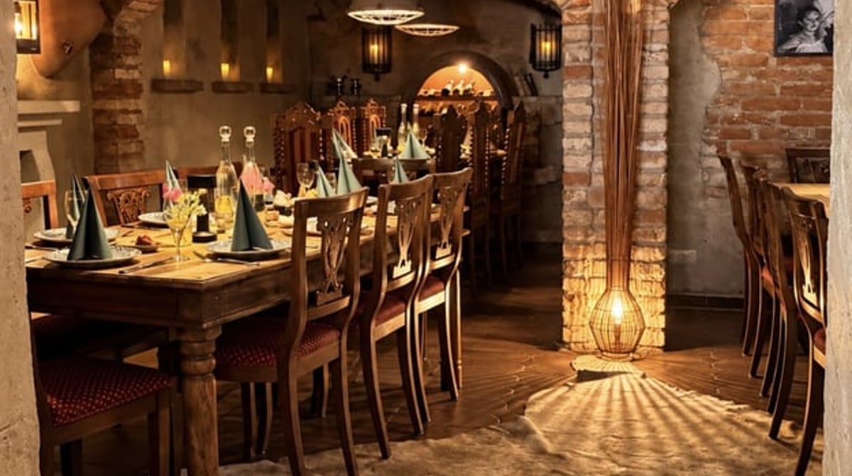 Eingedeckte Tafel im Weingewölbe der Pablo Emilio BurgerBar in Planegg