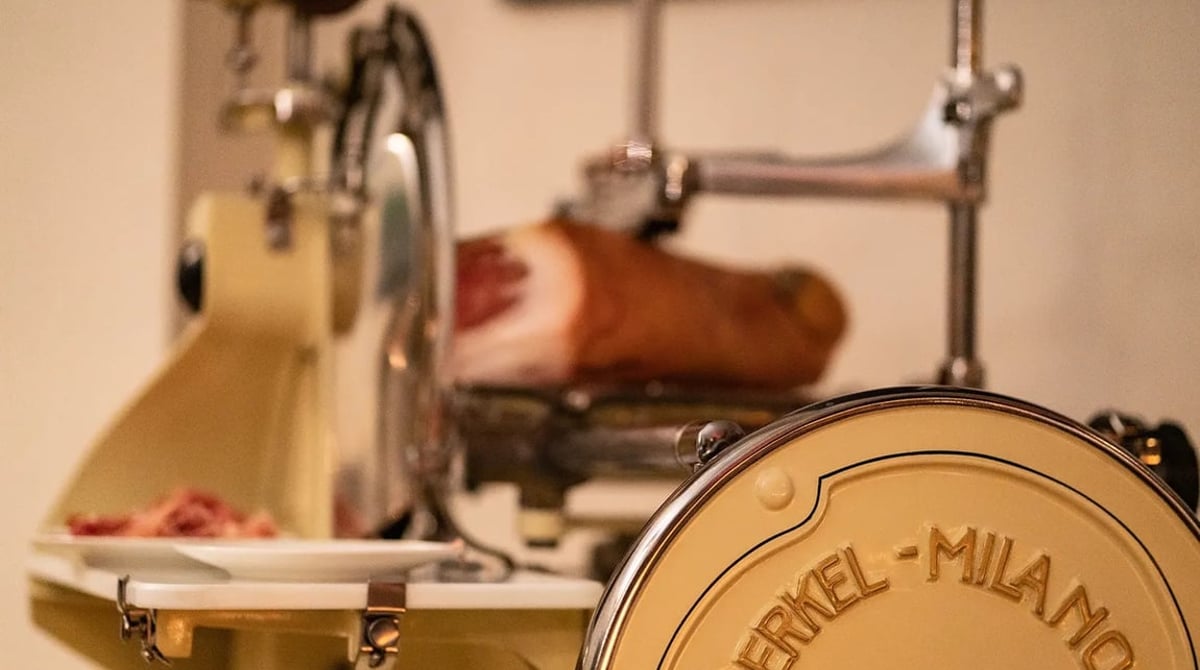 Berkel-Aufschnittmaschine mit Schinkenkeule im PURO bar e cucina