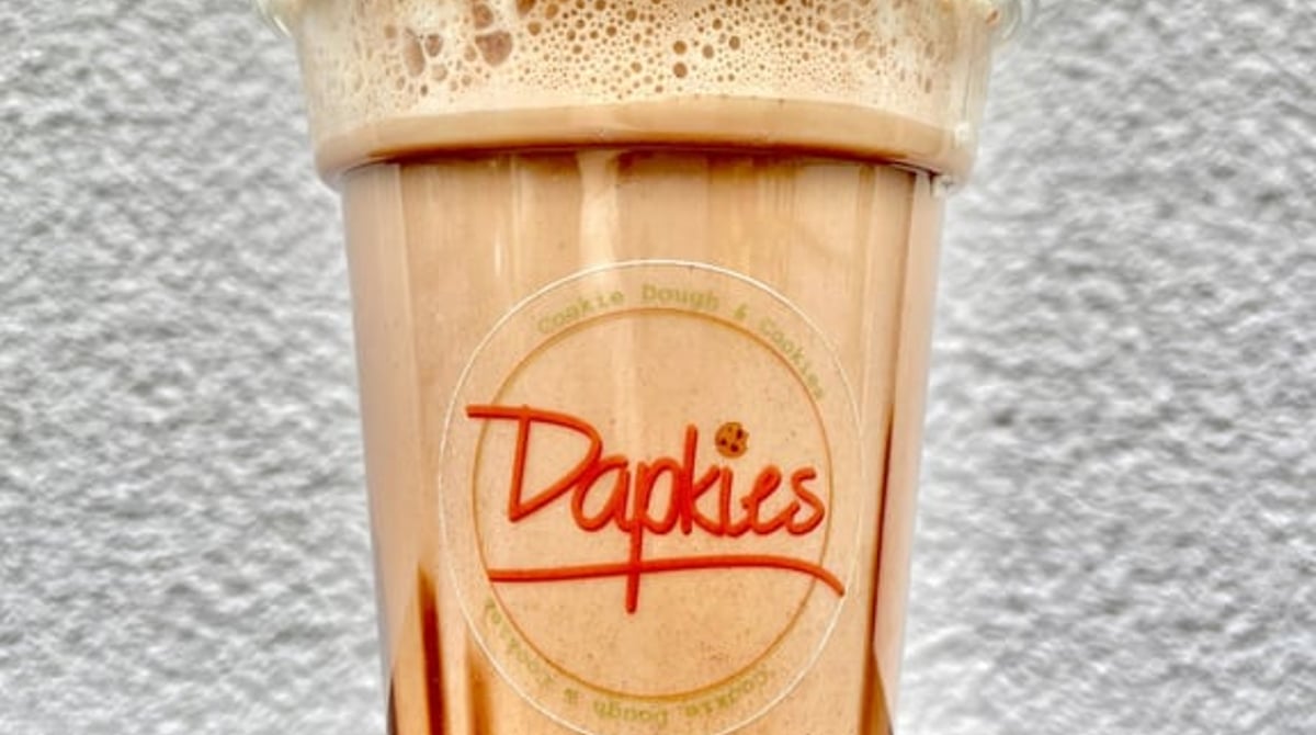 Becher mit Schokodrink, Sahnehaube und Dapkies-Logo