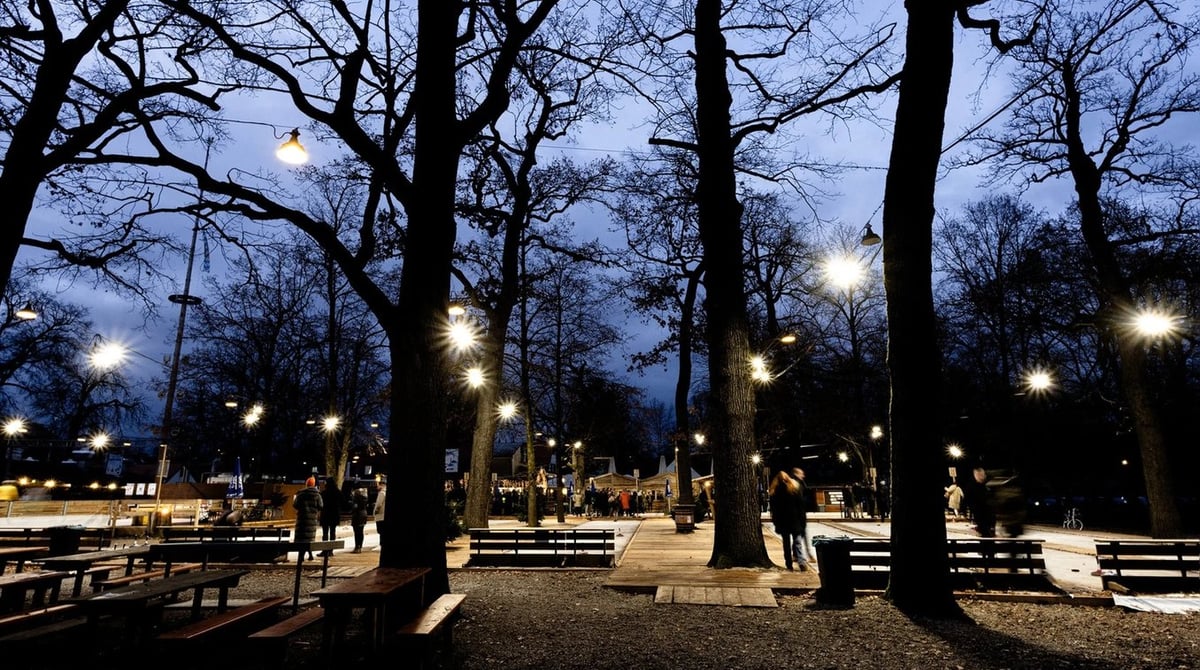 Der Biergarten des Königlichen Hirschgartens abends mit Lichterketten zwischen kahlen Bäumen