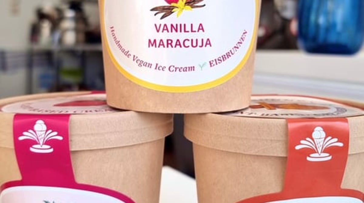 Drei Eisbecher aus Pappe mit den Sorten Vanilla Maracuja, Strawberry Mylkshake und Gerösteter Zimt