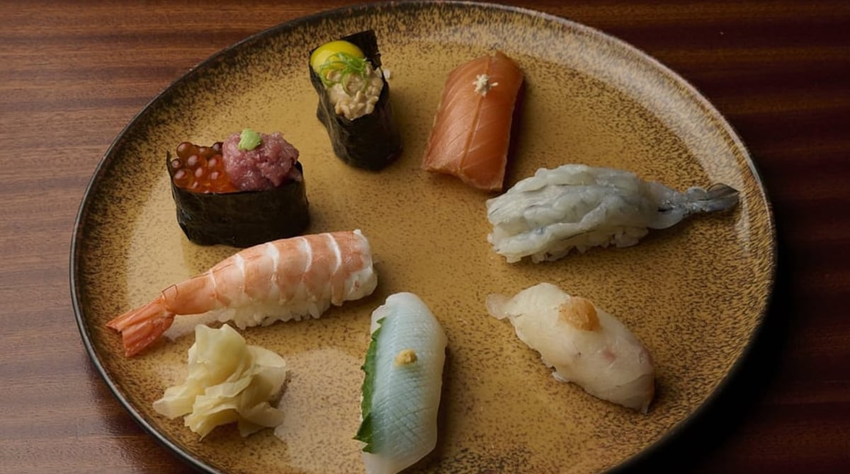 Sushi-Auswahl auf einem runden Teller im Restaurant sansaro