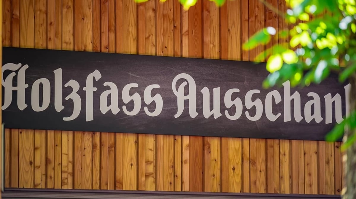 Schriftzug „Holzfass Ausschank“ an der Schänke im Biergarten