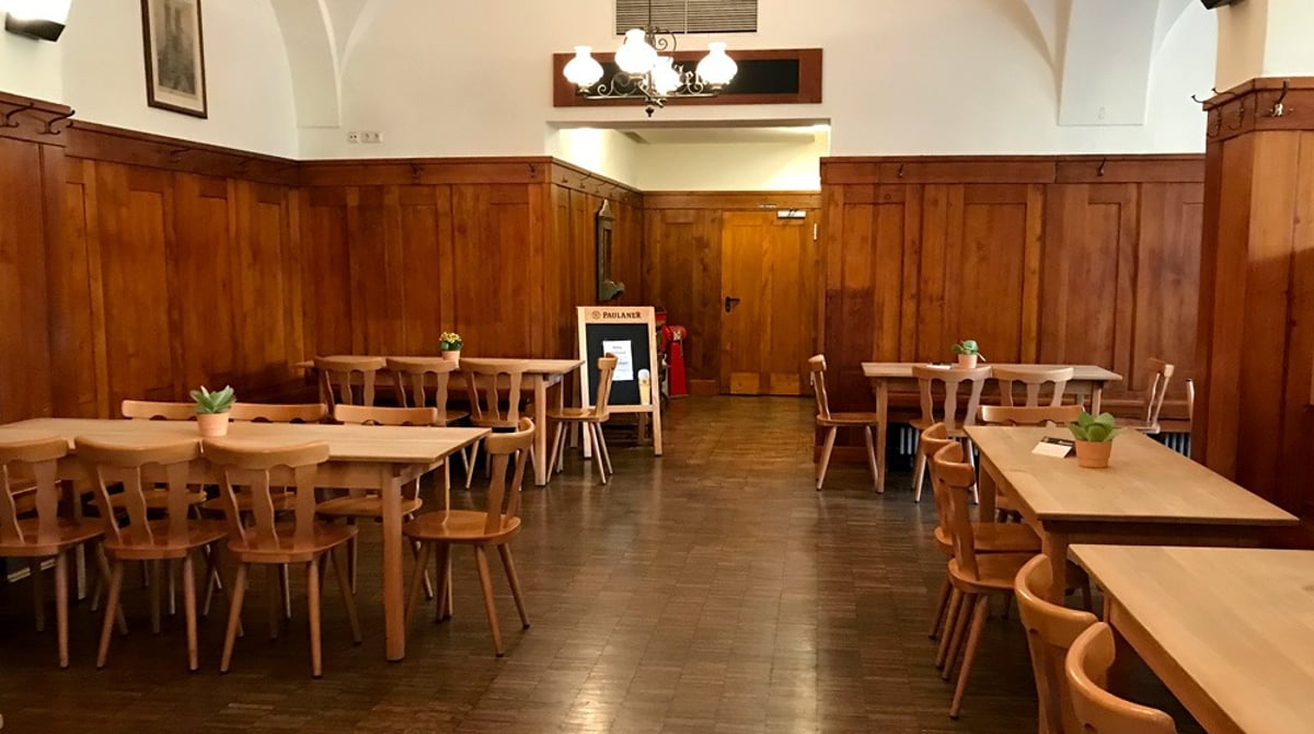 Gaststube der Gaststätte Großmarkthalle mit Kannengewölbe, Holzvertäfelung und hellen Holztischen