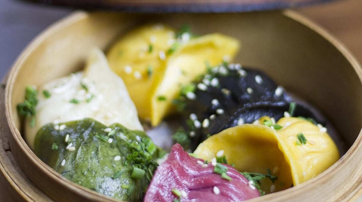 Bunte Dumplings im Bambuskorb bei LeDu in den Stachus Passagen