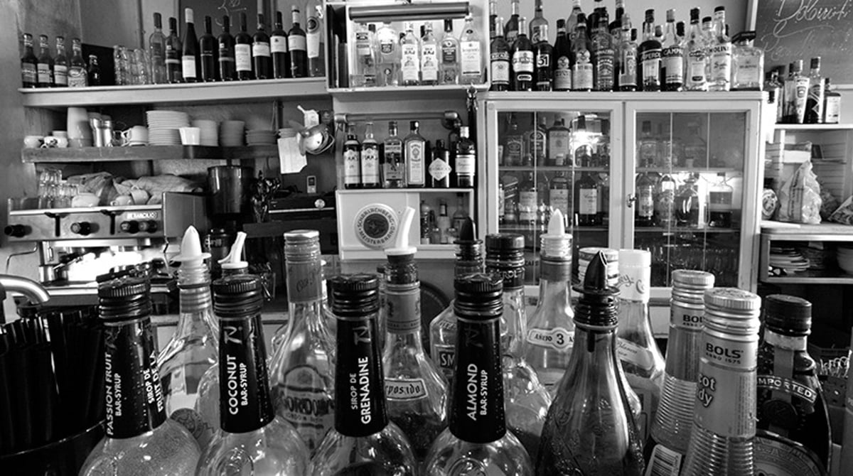 Bar mit Flaschenregal und Spirituosen im Café Kosmos