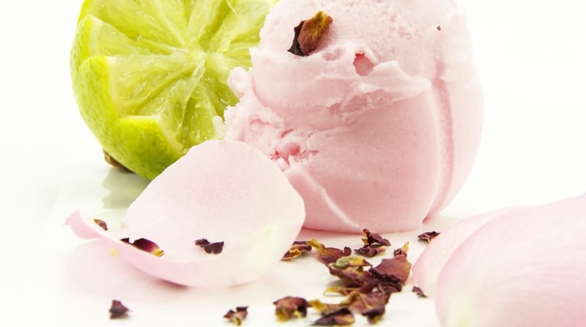 Rosa Sorbet mit Rosenblüten und Limette