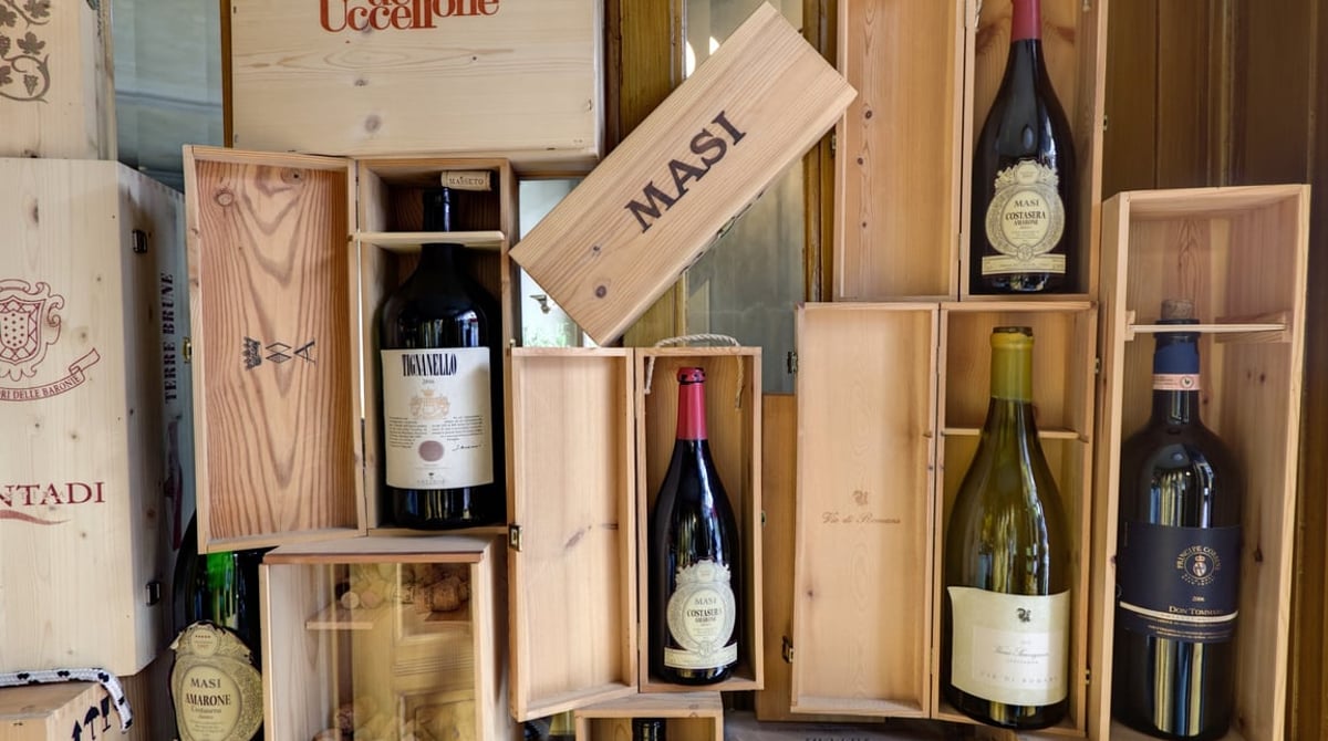 Holzkisten mit italienischen Weinflaschen im Vinaiolo