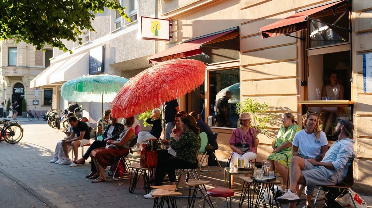 Champagne Characters am Alten Messeplatz: Außenplätze vor der Boutique im Münchner Westend