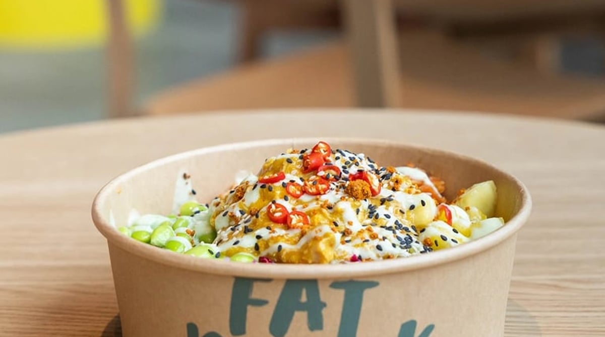Bowl im Fat-Monk-Becher auf einem Holztisch