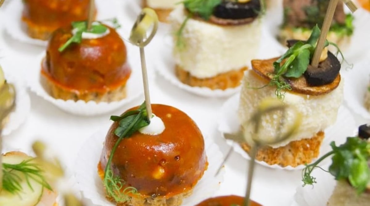 Kleine Canapés und Häppchen auf einer Platte