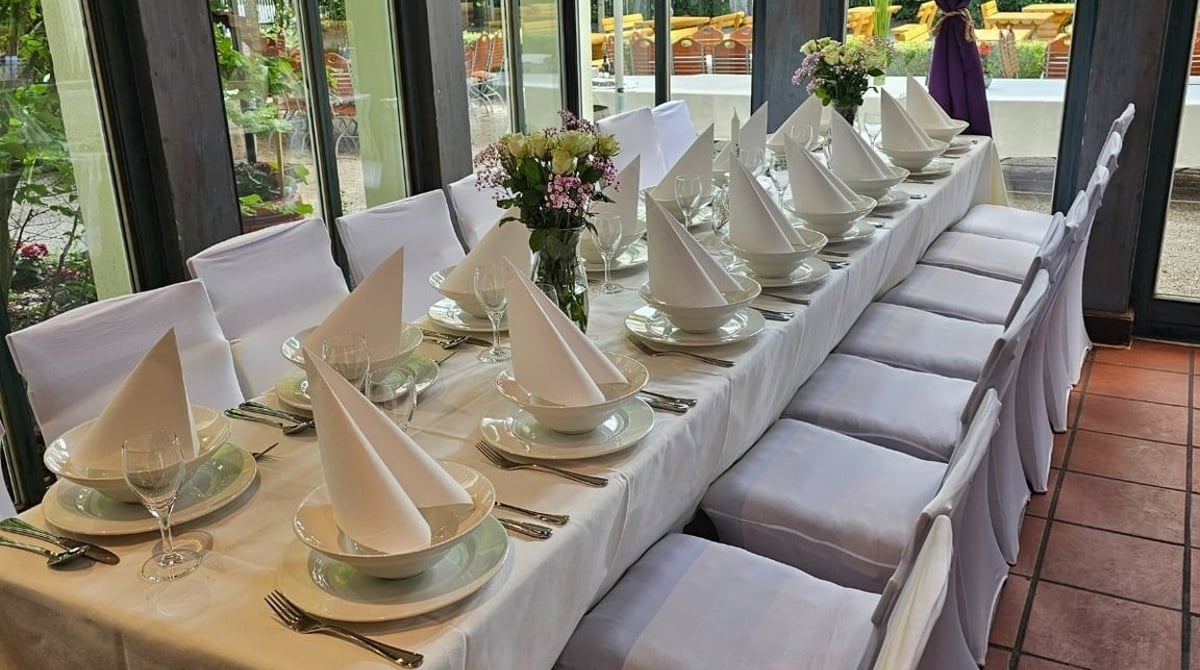 Festlich gedeckte lange Tafel im Gasthaus Maxhof