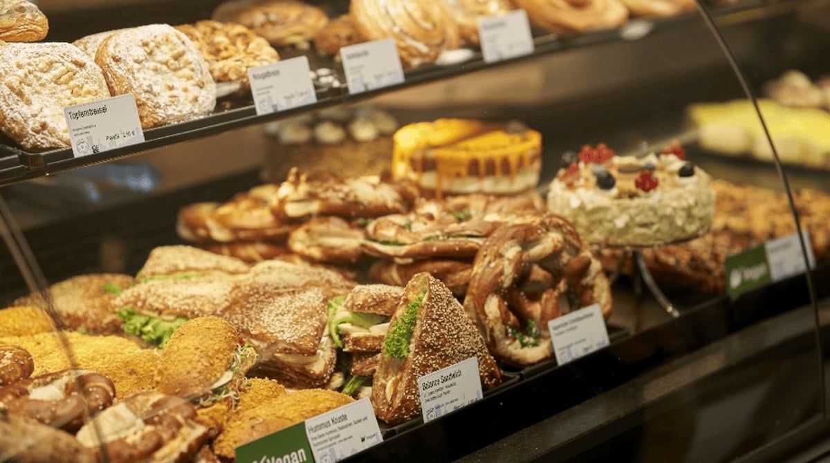 Theke mit Brezen, belegten Semmeln und Kuchen bei Rischart