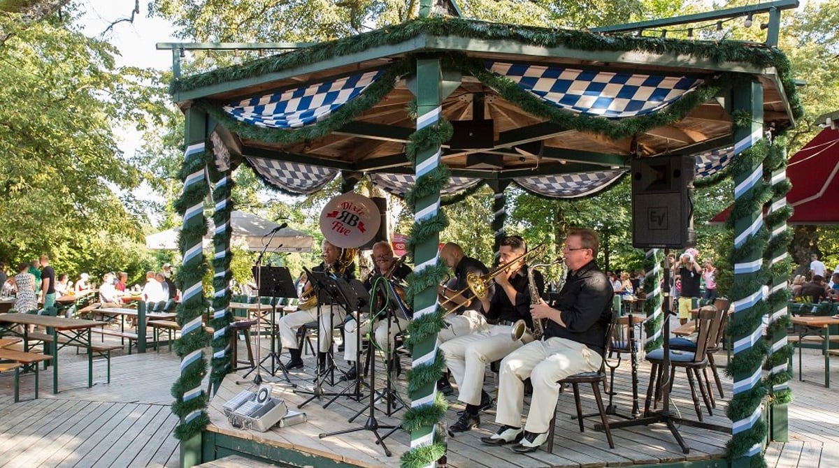 Jazzband spielt auf dem Pavillon im Biergarten der Waldwirtschaft Großhesselohe