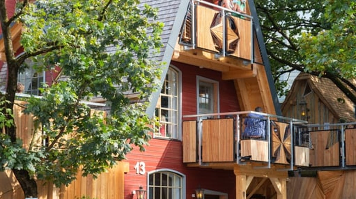 Das Hexenhäusl mit Fassade aus Holz und Besuchern davor