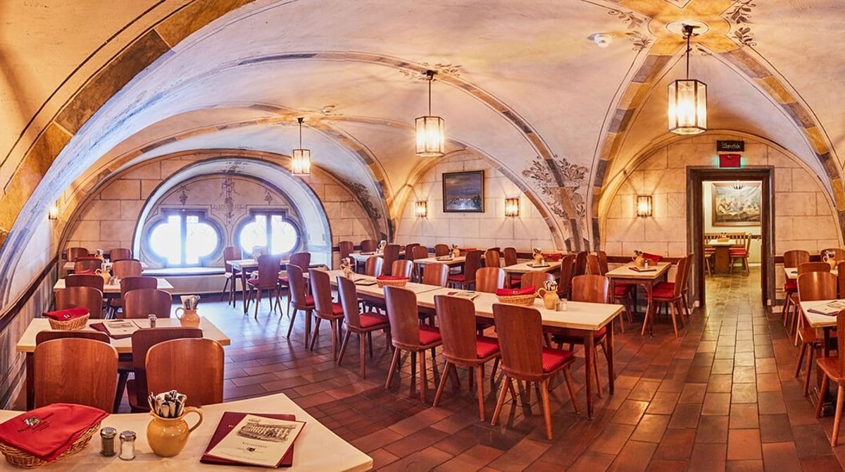 Komtureistube mit Gewölbedecke und gedeckten Tischen in der Pfälzer Residenz Weinstube