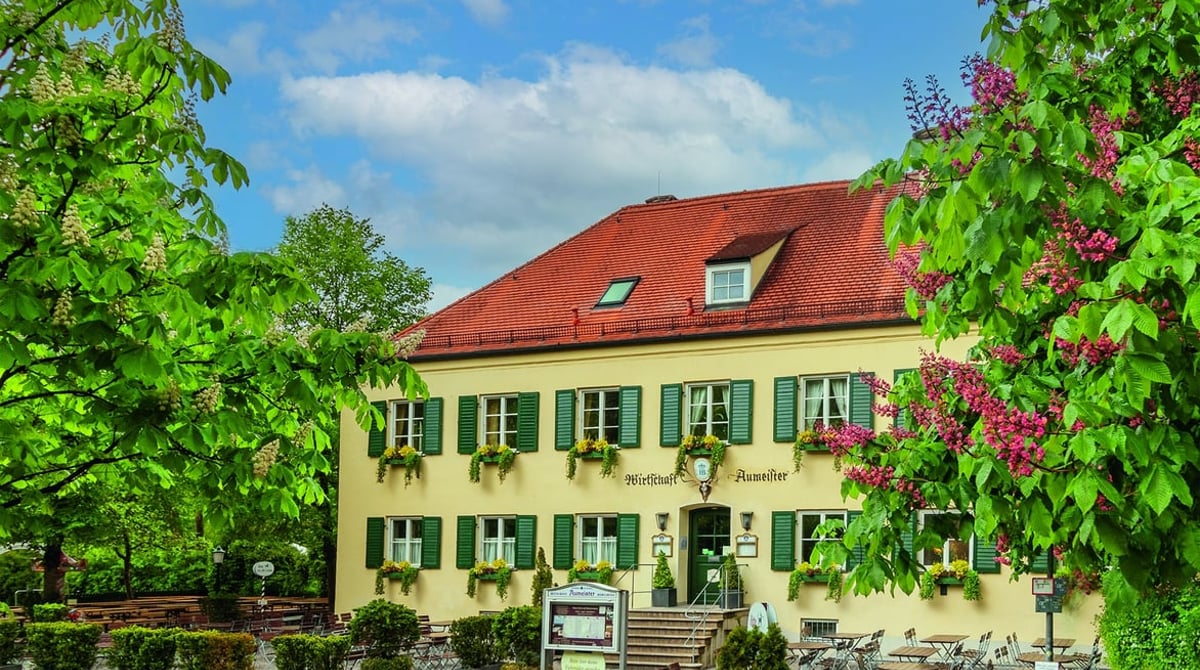 Das Wirtshaus Aumeister zwischen Kastanien am Nordende des Englischen Gartens