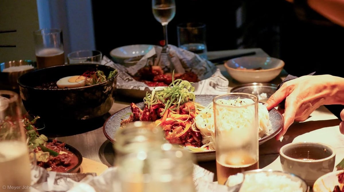 Gedeckter Tisch mit koreanischen Gerichten im 89 Anju