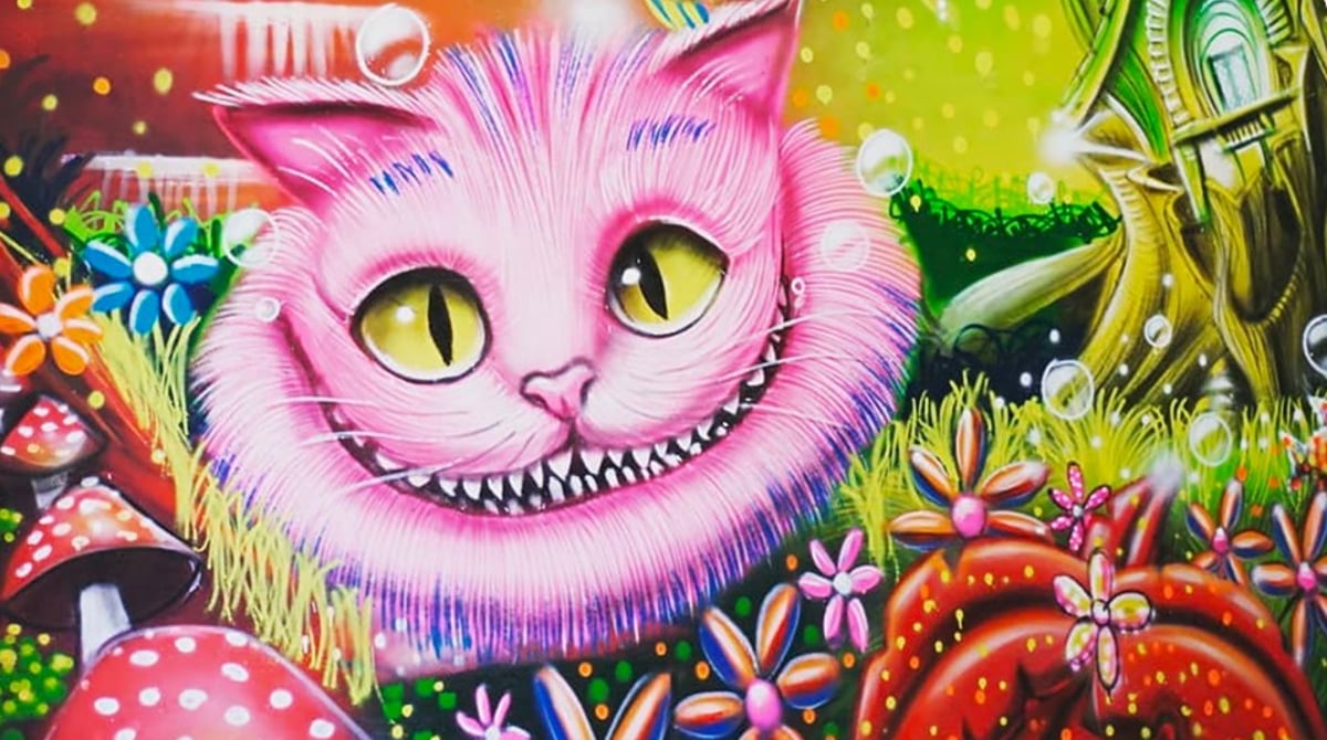 Wandbild einer rosa gestreiften Grinsekatze zwischen Pilzen und Blumen